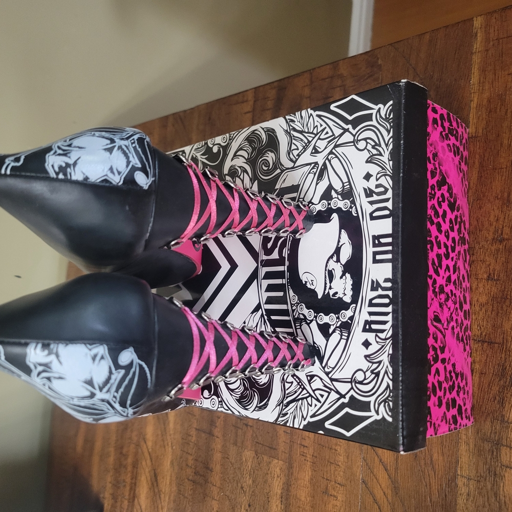 Metal Mulisha Black and Pink Heels with Striking Design - Picture 4 of 7